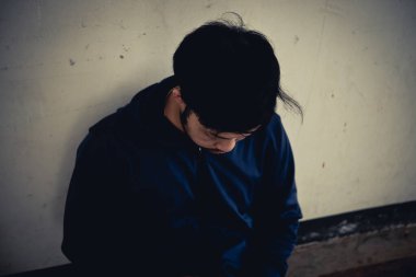 Asyalı erkekler kendi damarlarına eroin enjekte eden uyuşturucu bağımlılarıdır. Flakka ya da zombi ilacı tehlikeli, Tayland uyuşturucu konseptine hayır, ıssızlıktaki kötü adam uyuşturucuları.