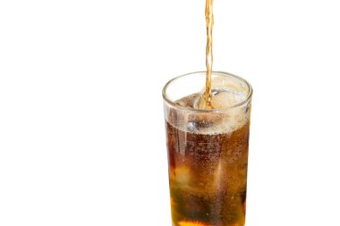 Beyaz arkaplanda izole edilmiş buzlu kola.