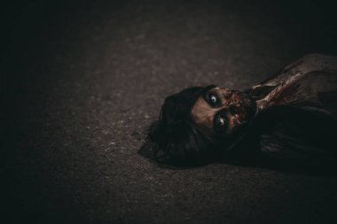 Asyalı kadın portresi hayalet yüzü, korku sahnesi, korkunç arka plan, Cadılar Bayramı posteri.