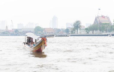 THAILAND - 29 Mart 2016: Turistlere eşlik eden gemi, Bangkok Chao praya Nehri 'ndeki Bangkok Nehri' ni izliyor