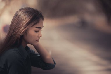Güzel Taylandlı kadın karşılıksız aşktan çok üzgün, yeniden düşün, düşün, eski tarz, karanlık ton, kırık kalp, Asyalı kız