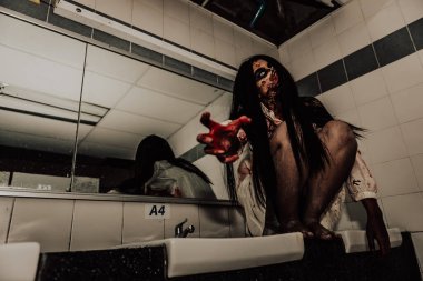 Asyalı kadın portresi hayalet yüzü, korku sahnesi, korkunç arka plan, Cadılar Bayramı posteri.