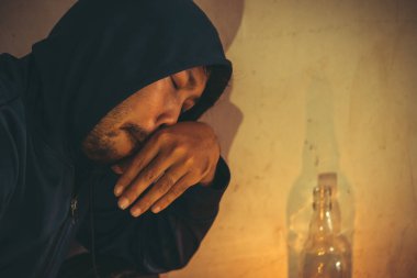 Asyalı erkekler kendi damarlarına eroin enjekte eden uyuşturucu bağımlılarıdır. Flakka ya da zombi ilacı tehlikeli, Tayland uyuşturucu konseptine hayır, ıssızlıktaki kötü adam uyuşturucuları.
