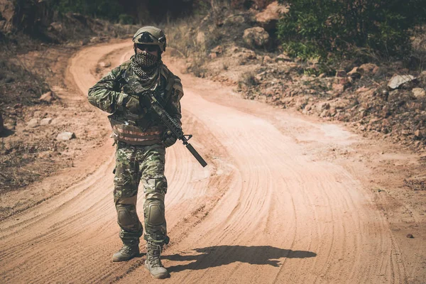 砂漠での戦争のための特殊部隊の兵士 タイの人々 陸軍兵士歩行パトロール — ストック写真