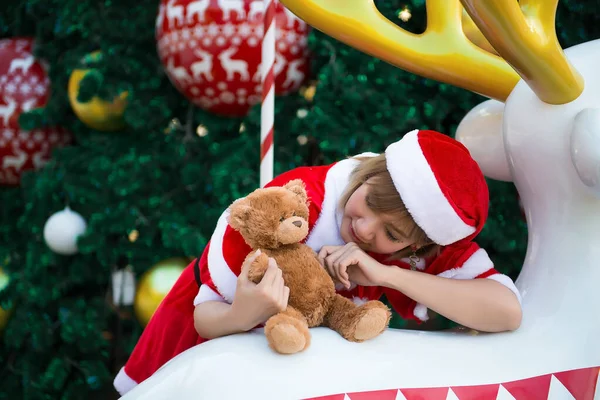 Mooie Jonge Aziatische Vrouw Santa Claus Kleding Met Teddy Beer — Stockfoto