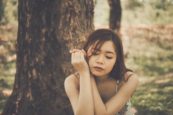 Close Asiático Triste Mulher Sentado Sob Árvore Estilo Vintage Coração — Fotografia de Stock