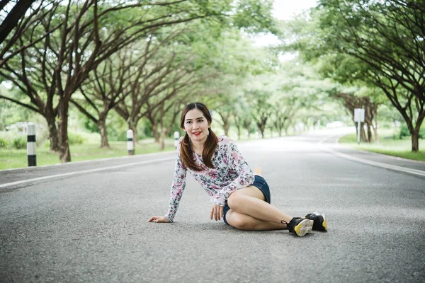 Retrato Hermosa Mujer Asiática Sentarse Carretera Bajo Los Árboles Del —  Fotos de Stock