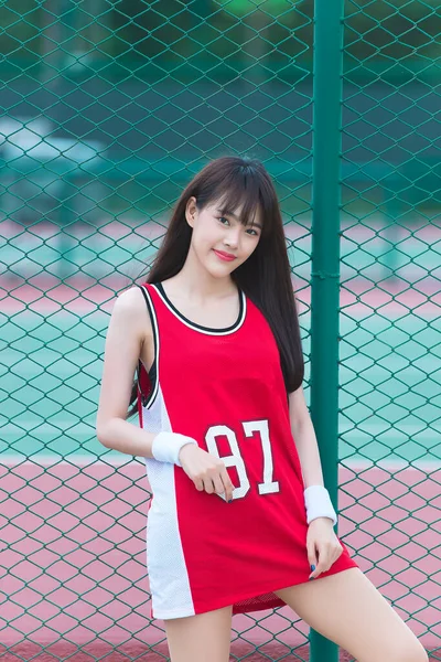 Vacker Asiatisk Kvinna Poserar Basketplan Thailand Människor — Stockfoto