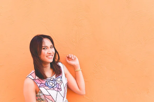 Retrato Hermosa Mujer Asiática Posar Pared Naranja Estilo Vida Chica — Foto de Stock