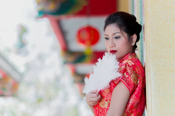 穿着旗袍的美丽的亚洲女人的画像 泰国人 新年快乐 — 图库照片