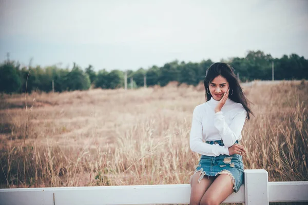 Gelukkig Aziatische Vrouw Met Mooi Staan Hek Het Veld Levensstijl — Stockfoto