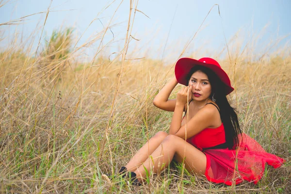 Retrato Mulher Bonita Asiática Vestido Vermelho Com Chapéu Vermelho Campo — Fotografia de Stock