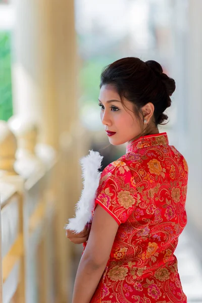 Retrato Hermosa Mujer Asiática Vestido Cheongsam Tailandia Personas Concepto Feliz —  Fotos de Stock