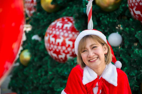 Mooie Jonge Aziatische Vrouw Santa Claus Kleding Buiten — Stockfoto