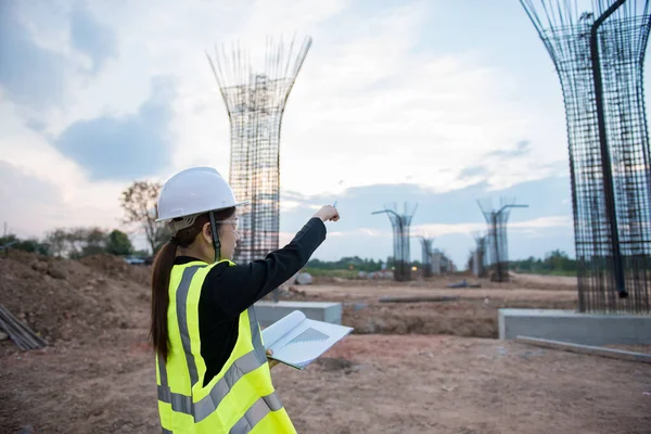 Ingenieurin Arbeitet Baustelle Der Bau Befindlichen Brücke — Stockfoto