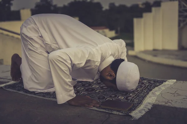 Ένας Νεαρός Ασιάτης Μουσουλμάνος Προσεύχεται Στο Ηλιοβασίλεμα Έννοια Φεστιβάλ Ραμαζανίου — Φωτογραφία Αρχείου