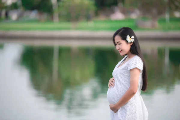 若い妊婦の肖像画は 公園でヨガをプレイ タイの人々 — ストック写真