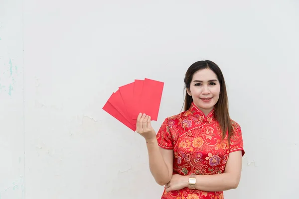 Happy Chinese New Year Portrait Asian Woman Has Red Envelope — 图库照片