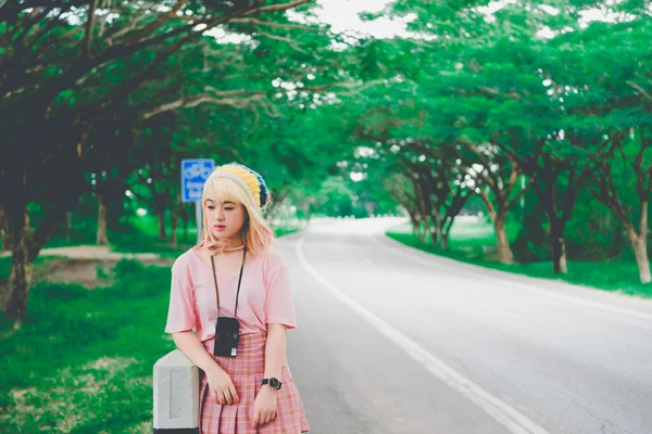 カメラと美しいアジアの少女黄金の髪の肖像画 ピンクのドレスのタイの人々 ヒップスターの女の子 — ストック写真