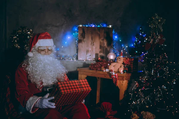 Weihnachtsmann Las Nachts Haus Ein Buch Das Licht Aus Dem — Stockfoto