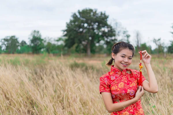 Ασιάτισσα Γυναίκα Που Ποζάρουν Στον Τομέα Κόκκινο Φόρεμα Καλή Κινεζική — Φωτογραφία Αρχείου