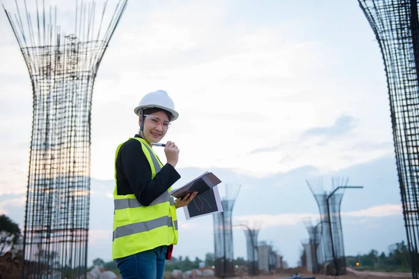 Ingenieurin Arbeitet Baustelle Der Bau Befindlichen Brücke — Stockfoto