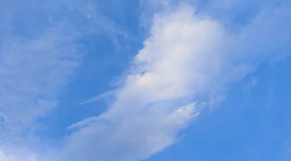 Хмари Блакитне Небо Фону — стокове фото
