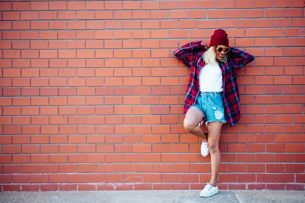 Retrato Chica Hipster Asiática Sobre Fondo Pared Ladrillo Ella Usa — Foto de Stock