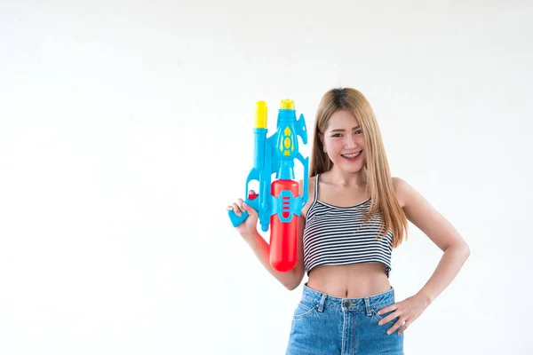 Asiática Bela Mulher Com Arma Água Mão Sobre Fundo Branco — Fotografia de Stock