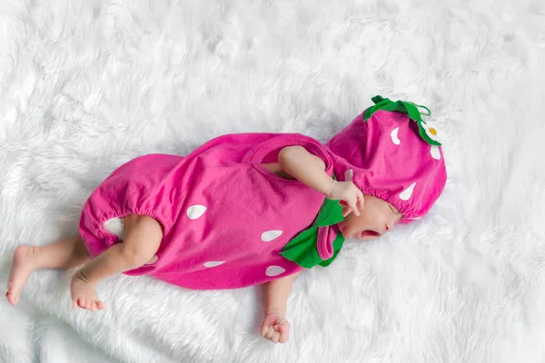 Primer Plano Bebé Vestido Fresa Paños Visón —  Fotos de Stock