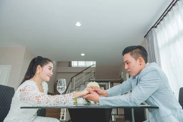 Foto Del Hombre Con Anillo Oro Dedo Anular Izquierdo Amante —  Fotos de Stock