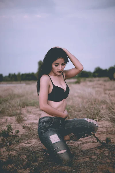 Primo Piano Donna Sexy Reggiseno Nero Nel Campo Sul Tramonto — Foto Stock