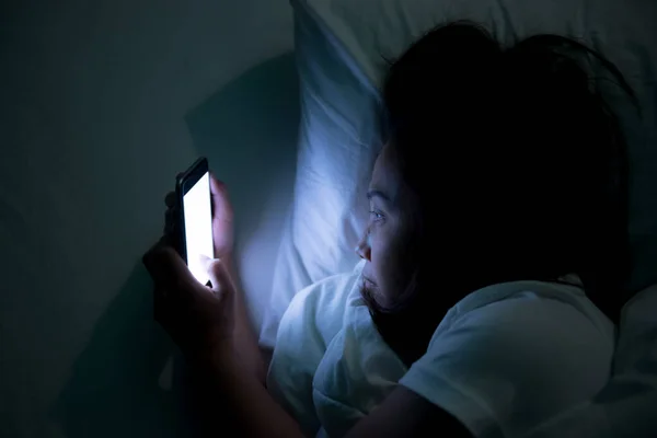 Mujer Asiática Jugando Teléfono Inteligente Cama Por Noche Tailandia Personas — Foto de Stock