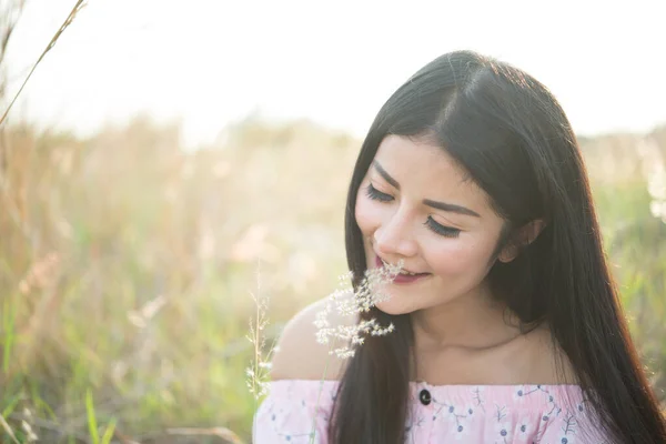 Sluiten Van Eenzame Vrouw Alleen Een Veld Vintage Filter Stijl — Stockfoto