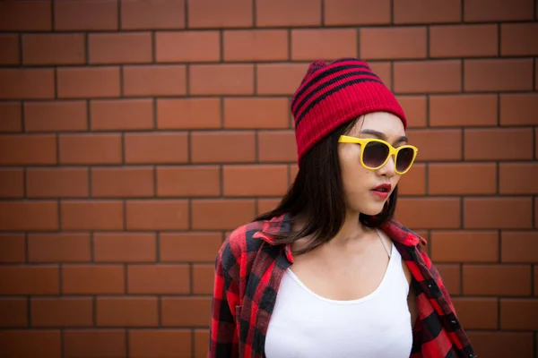 Portret Aziatische Hipster Meisje Baksteen Muur Achtergrond Levensstijl Van Thailand — Stockfoto