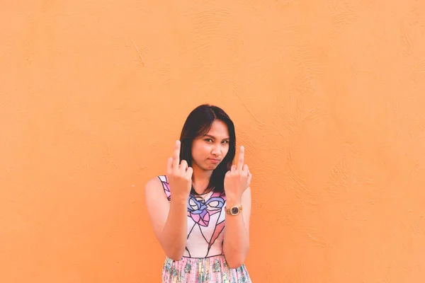 Retrato Hermosa Mujer Asiática Posar Pared Naranja Estilo Vida Chica —  Fotos de Stock