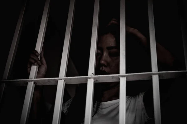 Руки Женщины Отчаянно Пытающейся Поймать Железную Тюрьму Концепцию Заключенных Таиландцев — стоковое фото