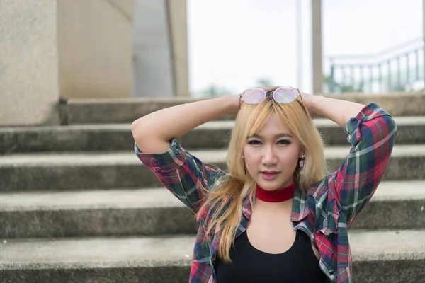 Ασιατική Hipsters Κορίτσι Ποζάρουν Για Τραβήξετε Μια Φωτογραφία Στο Φράχτη — Φωτογραφία Αρχείου