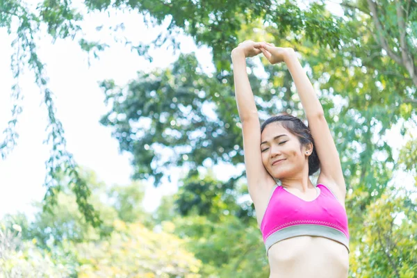 Asiático Mulher Esportiva Esticando Braços Respirando Fresco Montanha Com Céu — Fotografia de Stock