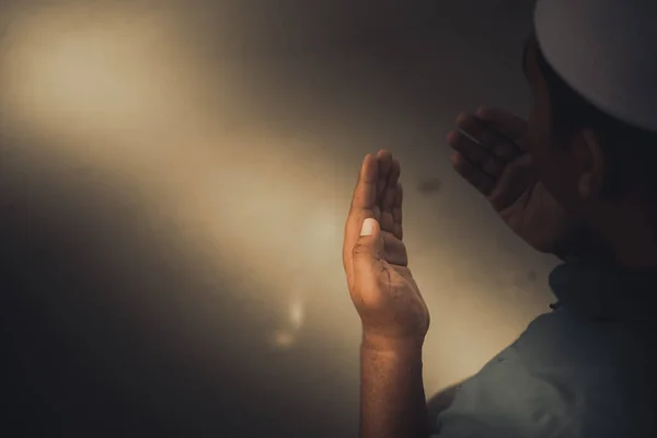 Young Asian Muslim Man Praying Sunset Ramadan Festival Concept — Fotografia de Stock