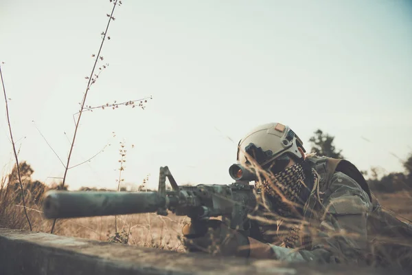Tentara Dengan Senjata Belakang Bunker — Stok Foto