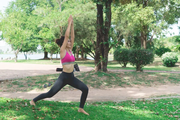 Slim Flicka Spela Yoga Gräsmattan Parken Koppla Framtiden Asiatiska Flickor — Stockfoto