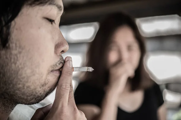 Homme Asiatique Fume Cigarette Femme Couvre Visage Pas Journée Tabac — Photo