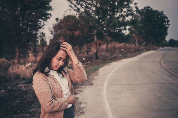 Porträt Einer Einsamen Frau Allein Auf Einem Feld Vintage Filterstyle — Stockfoto