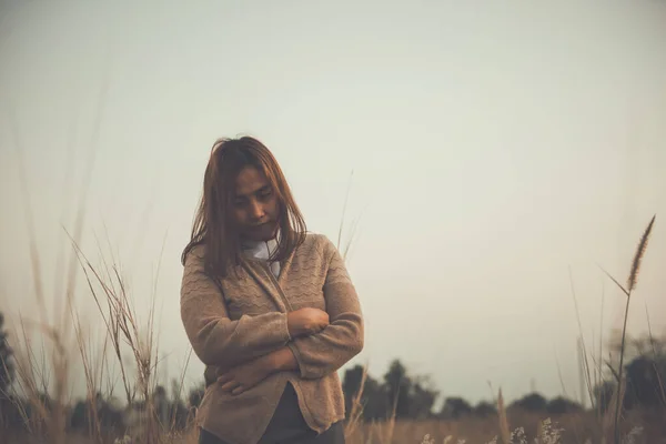 Portret Samotnej Kobiety Polu Vintage Filtr Style She Złamane Serce — Zdjęcie stockowe