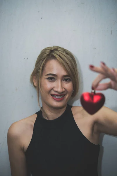 アジアの女性ショー赤ハート上の白い壁のヴィンテージスタイル — ストック写真