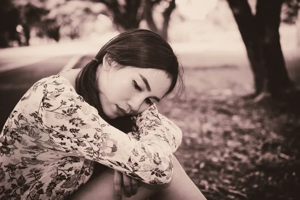 Schöne Thailändische Frau Sehr Traurig Von Unerwiderter Liebe Überdenken Überdenken — Stockfoto