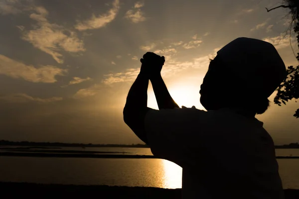 Silhouette Giovane Uomo Musulmano Asiatico Che Prega Tramonto Concetto Festival — Foto Stock