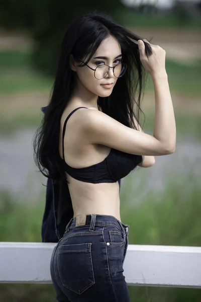 Porträtt Sexig Asiatisk Kvinna Bär Svart Fältet Thailand Människor Tar — Stockfoto