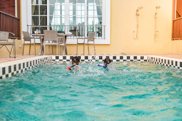 Zwei Kleine Mädchen Schwimmen Schwimmbad Sie Kinder Glücklich Helles Sonnenlicht — Stockfoto